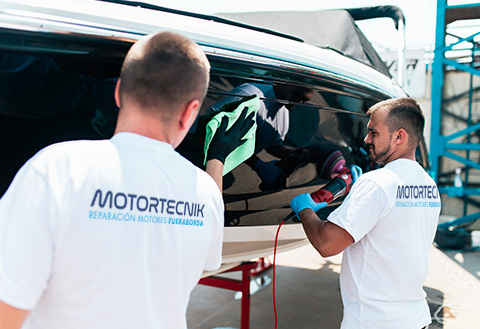Mantenimiento de barcos en Barcelona, Mantenimiento de embarcaciones, pintores antifouling, reparación cubiertas y cascos de fibra, pulidos gel-coat, etc.